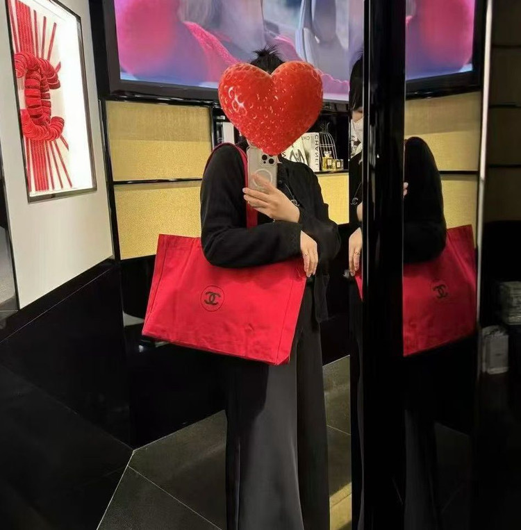 샤넬 레드 에코백 숄더백 쇼퍼백 이미지