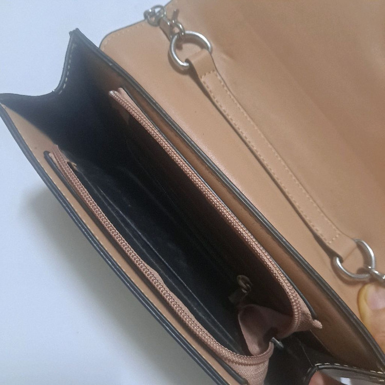 체인 투톤 가죽 크로스백 이미지