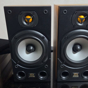 Monitor Audio의 Bronze1 북셀프 스피커입니다 이미지