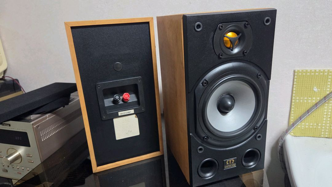 Monitor Audio의 Bronze1 북셀프 스피커입니다 이미지