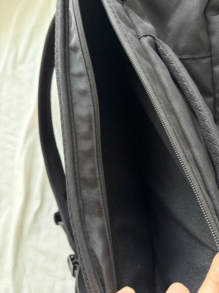 Quadro 블랙 백팩 숄더백 여행용 출장용 노트북 칸 따로 여행이나 출장 시 유용하게 사용할 수 있는 블랙 백팩이 이미지