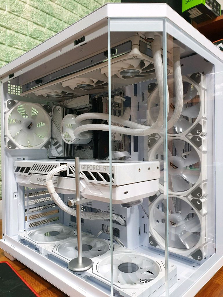 미사용 ) 9800X3D & RTX5070TI 컴퓨터 PC 이미지