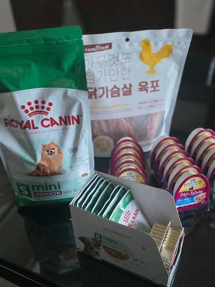 강아지 사료 및 간식 세트 이미지