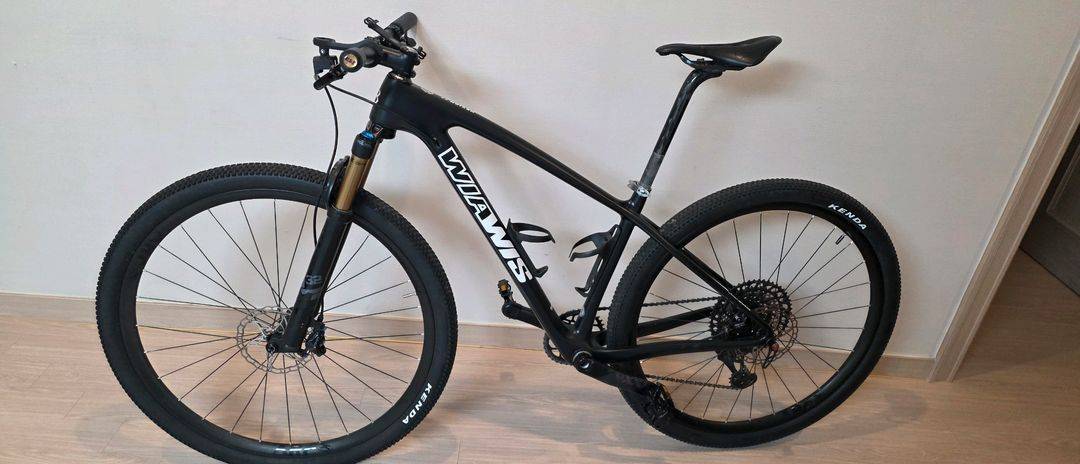 풀카본 MTB 자전거 이미지