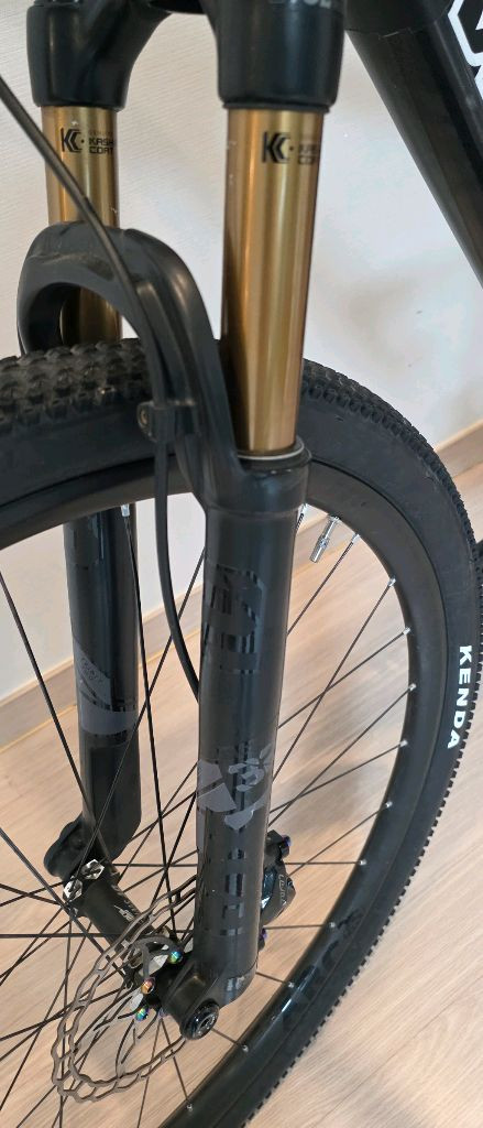 풀카본 MTB 자전거 이미지