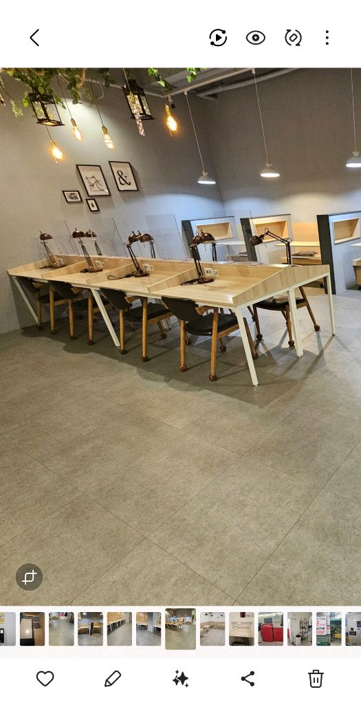 스터디카페형 깔끔한 디자인의 4개 책상이 합쳐진 오픈테이블 이미지