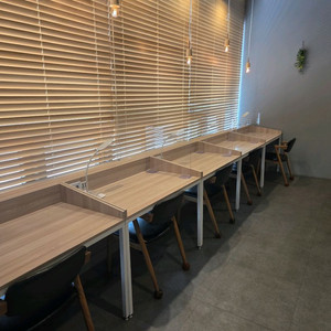 콘센트 내장 학습 책상 이미지