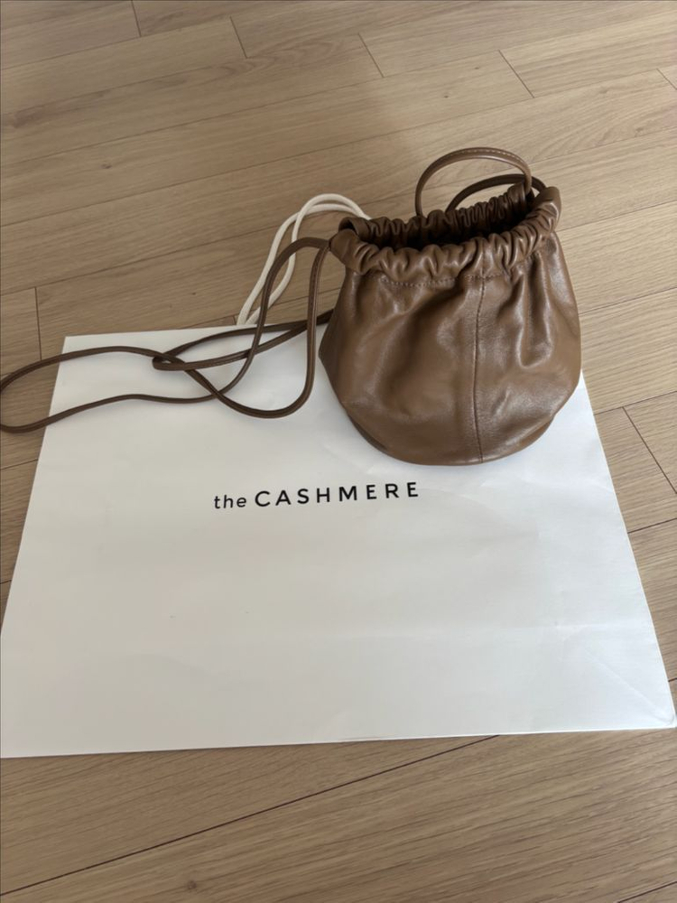 the CASHMERE 숄더백 새상품 이미지