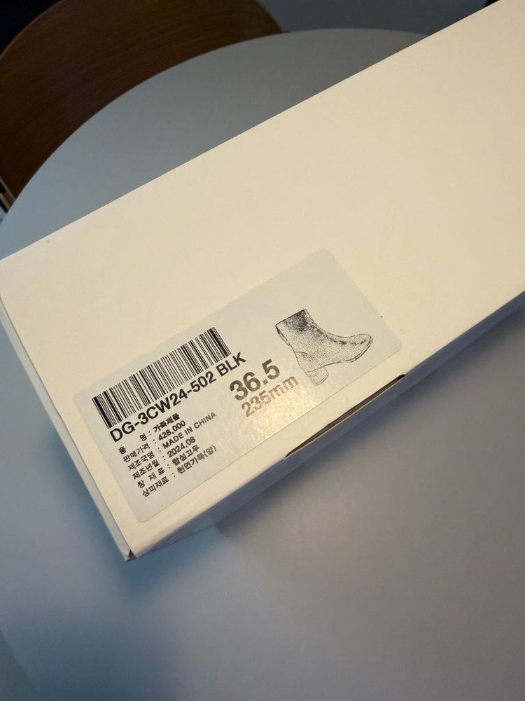 슈콤마보니 양가죽 기본쉐입 앵클부츠 235mm 1회 실착(정가42만원) 이미지