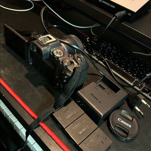 캐논 EOS R8 풀프레임 미러리스 카메라 24-50 렌즈 포함 팝니다