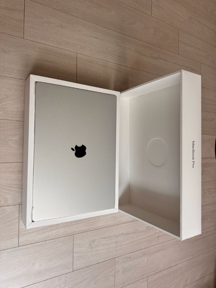 Apple MacBook Pro 16인치 M4 Max w/ 애플케어+ 이미지