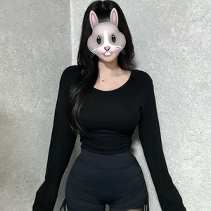팔뚝 부각 없는 긴팔 u넥 크롭티 이미지