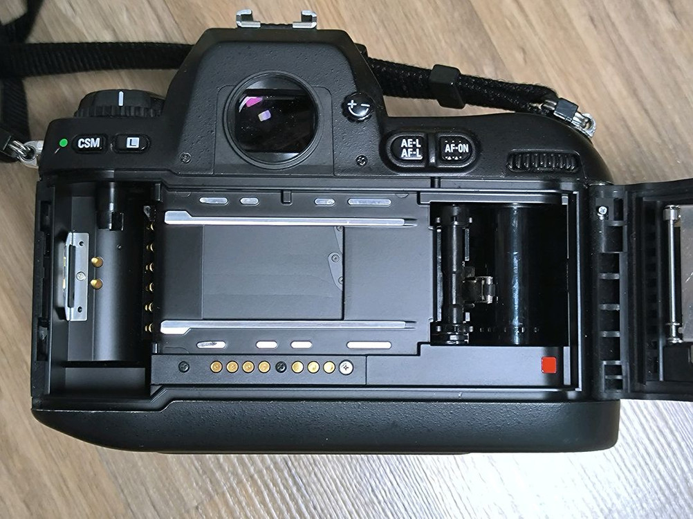 니콘 Nikon F100 SLR 필름 카메라 판매합니다. 이미지