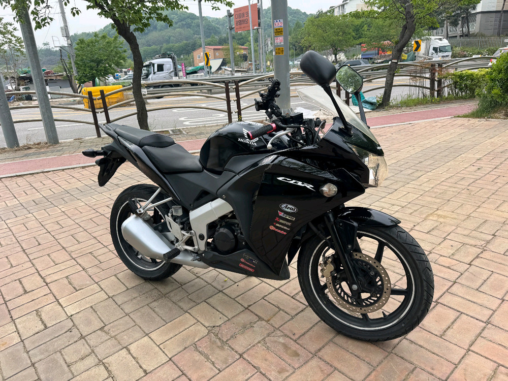 혼다 cbr125 16년형 블랙컬러 판매합니다 이미지