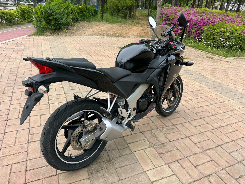 혼다 cbr125 16년형 블랙컬러 판매합니다 이미지