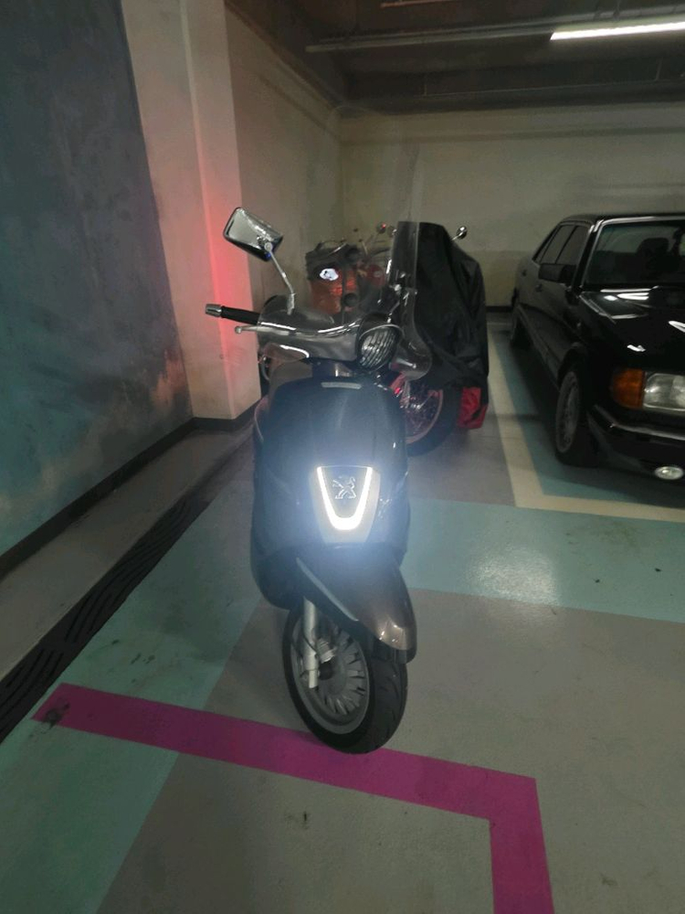 푸조 장고 125cc 스쿠터 이미지