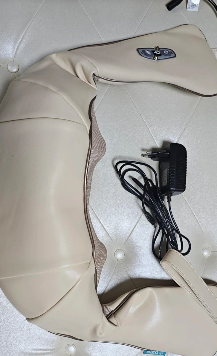 (거의 새상품) 휴플러스 넥앤숄더 마사지기 베이지 / 목 어깨 마사지/ 목마사지/어깨 마사지 이미지