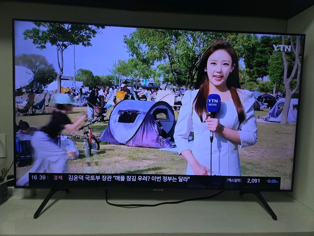 삼성 55인치 크리스탈 UHD 스마트 TV 이미지