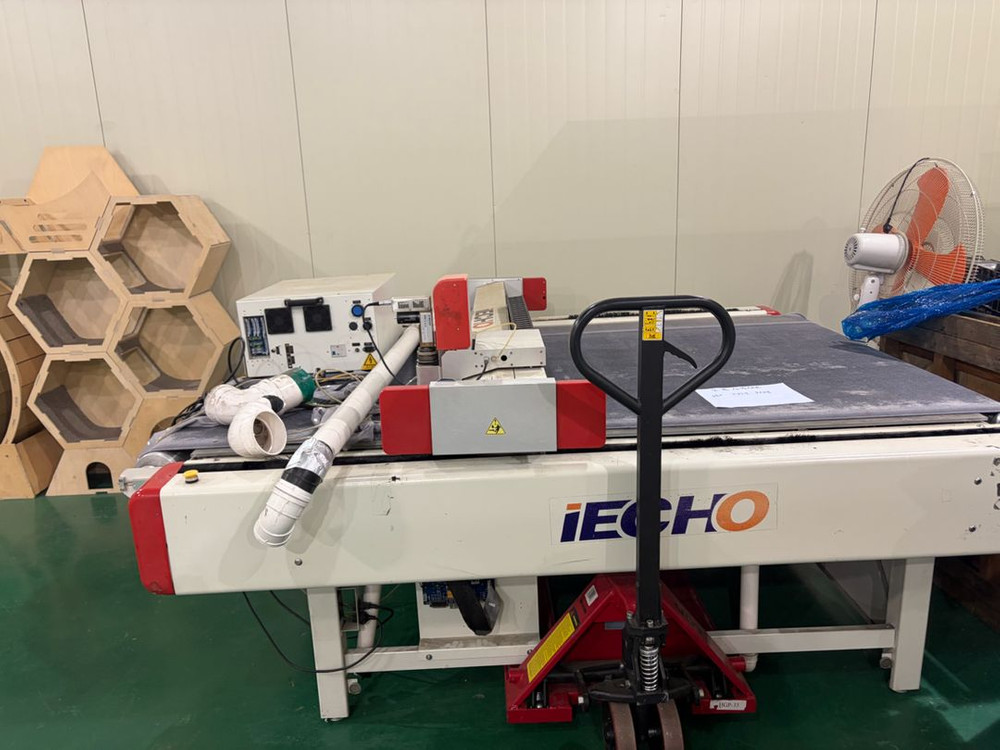 IECHO bk2 평판재단기 카펫 매트 고무 재단 이미지