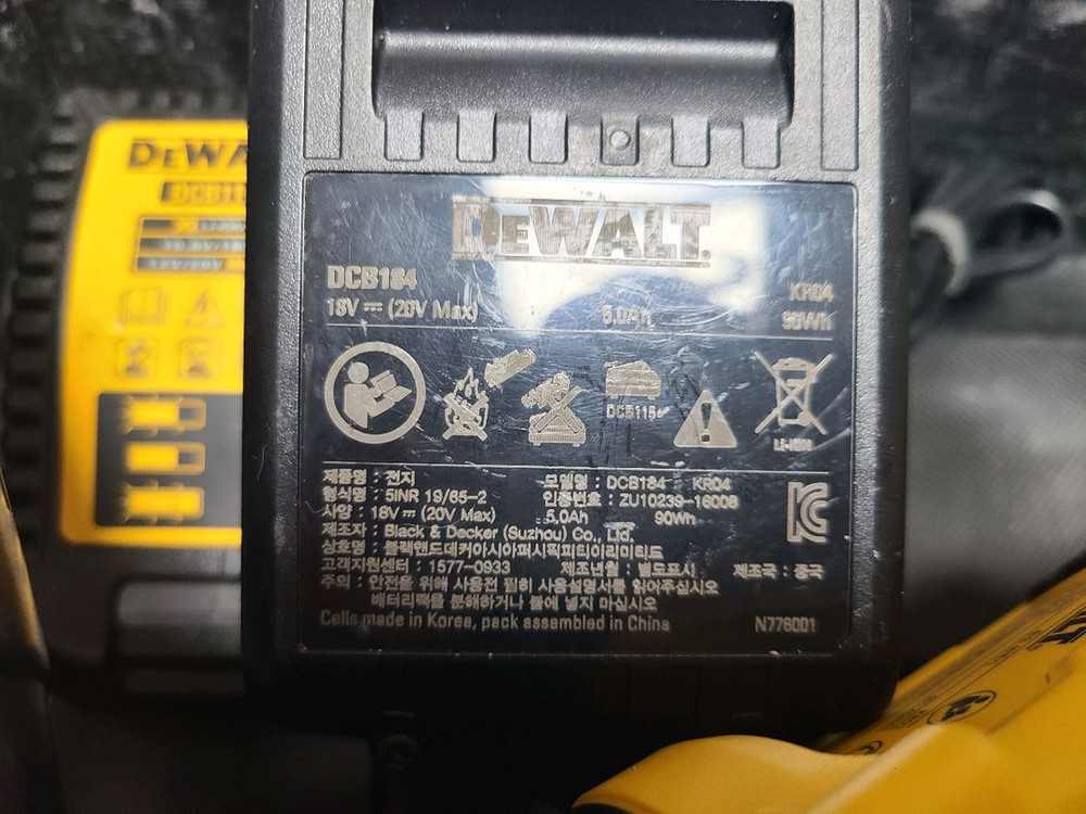 디월트 DCG414 54~60볼트 충전 무선 앵글 그라인더 5인치 세트 이미지