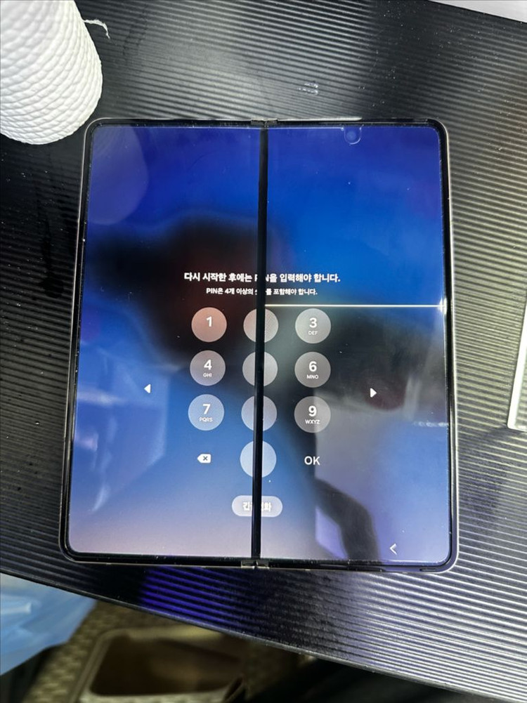 폴더블 스마트폰 실버 256GB 내부 액정 X 이미지