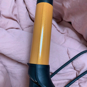 글램팜 36mm 봉고데기 판매합니다1~2회 사용 후 보관만 해서 상태 거의 새상품급입니다열 잘 올라오고 컬 예쁘게 이미지