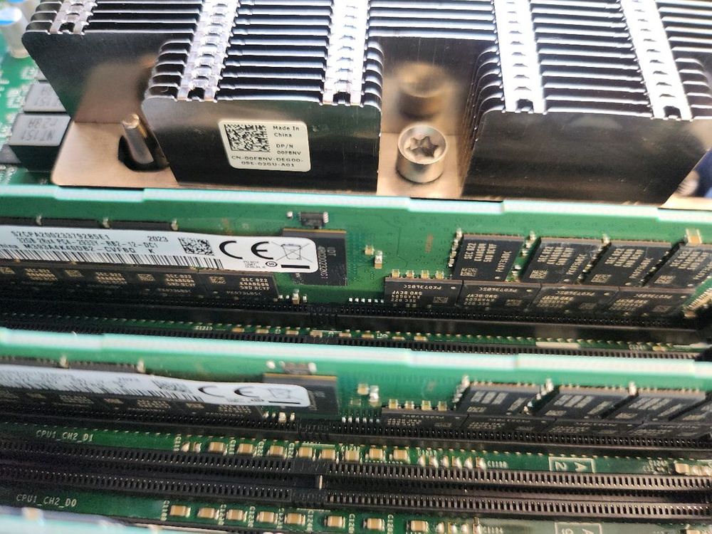Dell R740(순정레일 포함) & Lenovo x3650 M5 서버 이미지