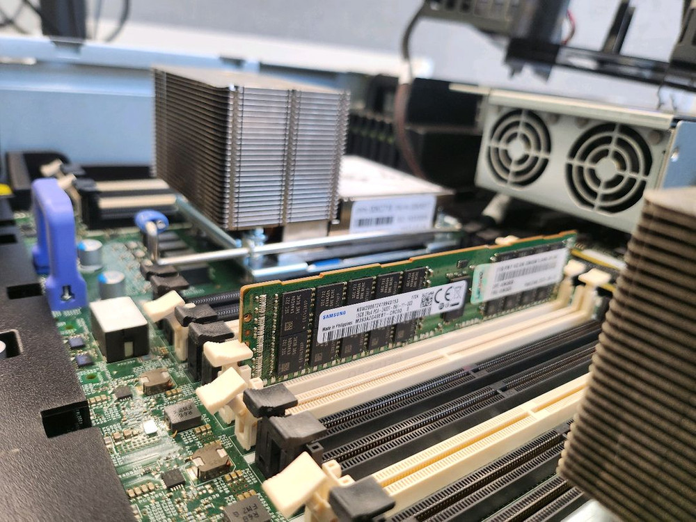 Dell R740(순정레일 포함) & Lenovo x3650 M5 서버 이미지