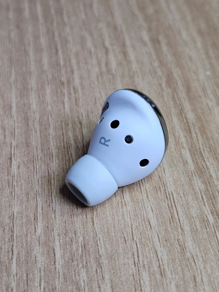 갤럭시 버즈프로 팬텀실버 오른쪽 SM-R190 이미지