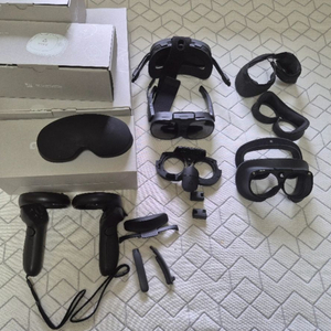 vive xr elite 페이셜트래커 + 얼티밋트래커 세트 이미지