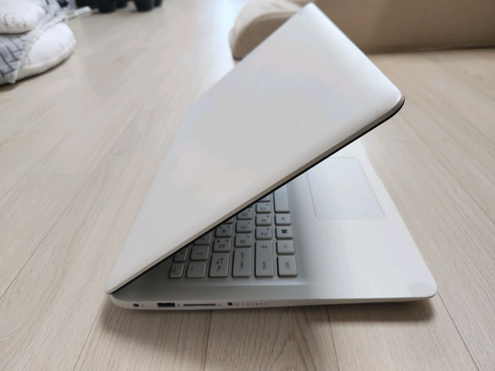 LG 울트라 노트북 i7 8GB RAM 256GB SSD 이미지