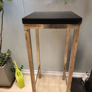 인조가죽재질 검정상판 철제다리 장식테이블 이미지