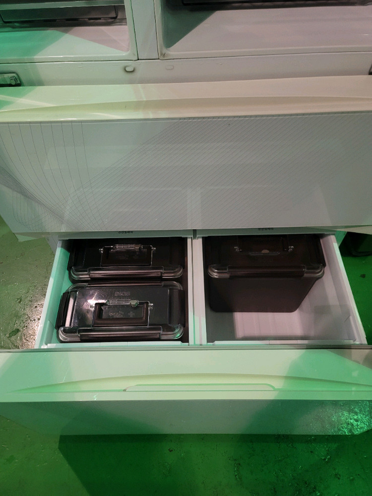 무료배송설치 LG 565L 김치냉장고 김치통 많이있어요 2013,4제조 작동잘돼요- 이미지