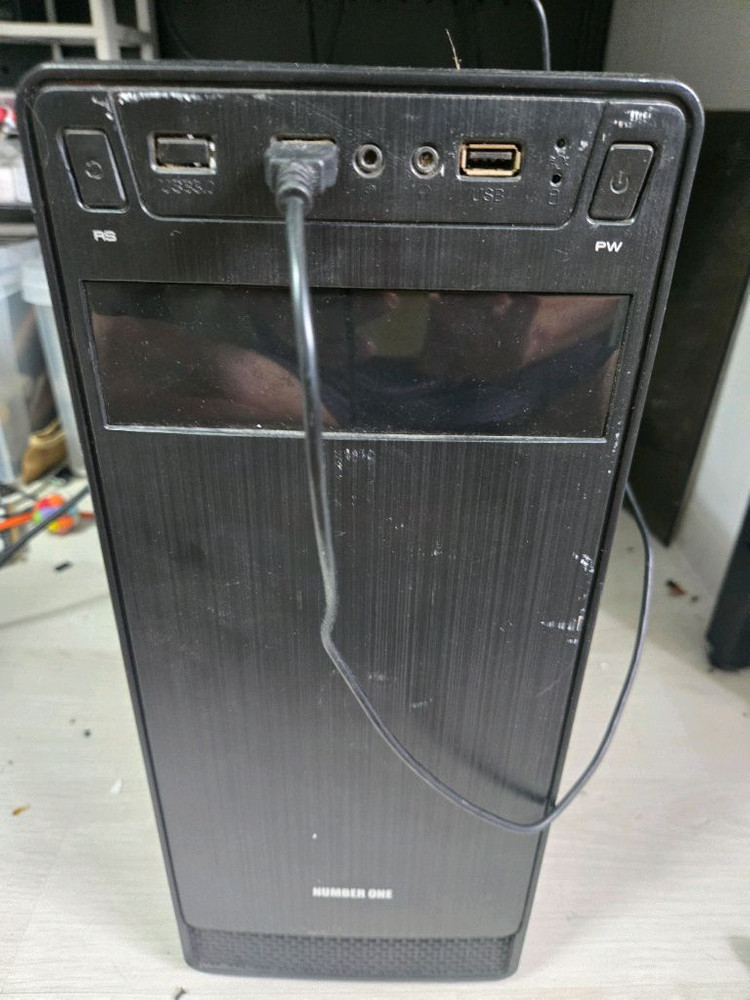 i5-7500 CPU에 GTX970 그래픽 카드가 장착된 데스크탑 본체입니다. 램은 8GB이고, 저장 공간은 1TB 이미지