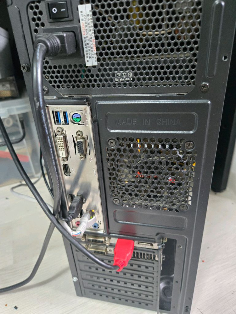 i5-7500 CPU에 GTX970 그래픽 카드가 장착된 데스크탑 본체입니다. 램은 8GB이고, 저장 공간은 1TB 이미지