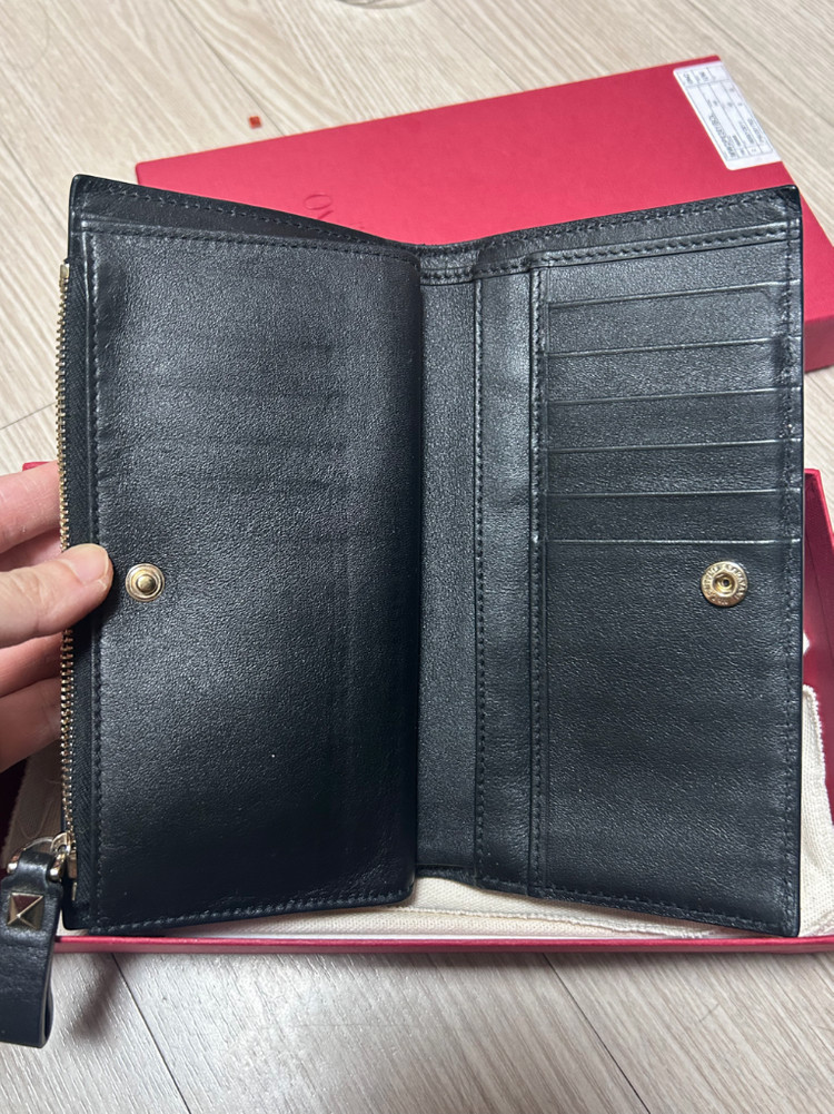 발렌티노 스터드 장지갑 블랙 풀박스 이미지