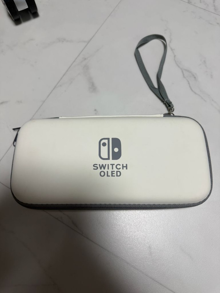 닌텐도스위치 OLED + 게임칩 4개 팝니다. 이미지