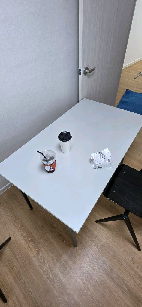 프리소 크라머 테이블(아르텍 매그너스올레센 비트라 hay) 이미지