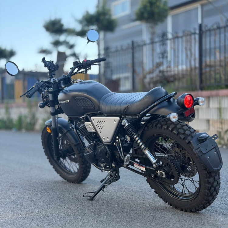 부캐너125 22년식 8천km 깍두기 타이어 입문용 저렴하게 판매합니다 이미지