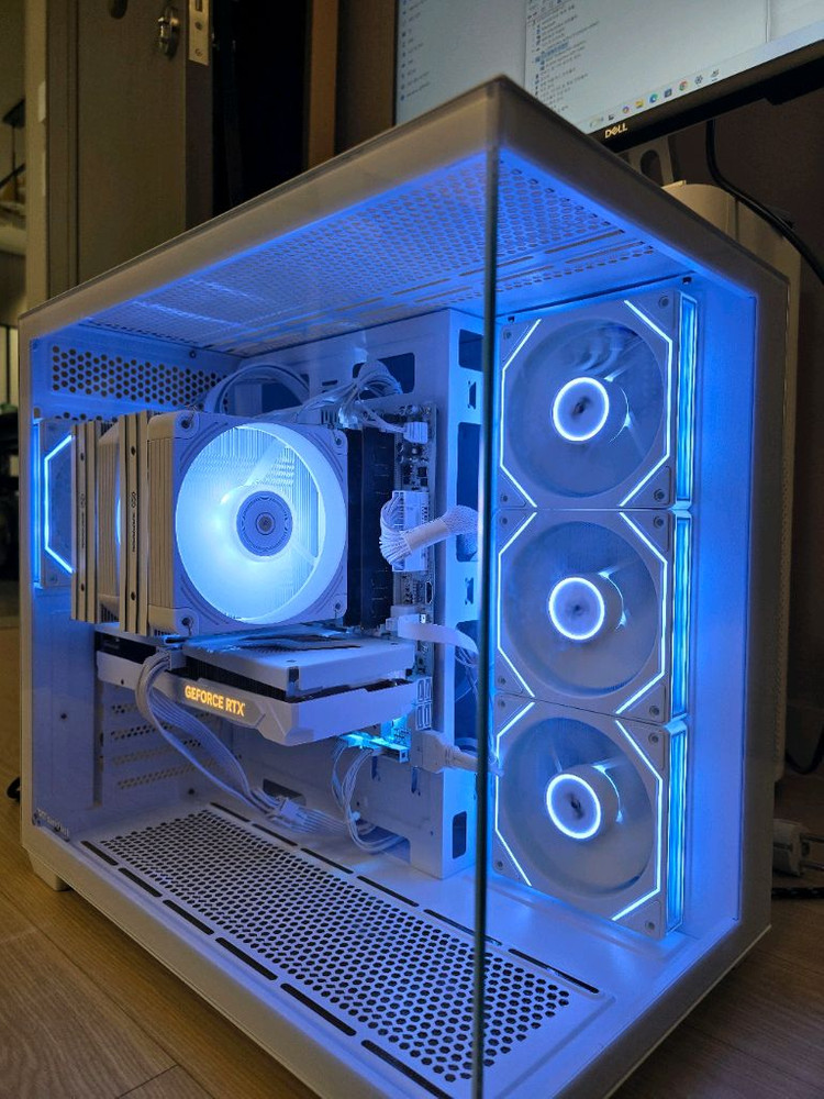 화이트 감성 게이밍 PC (7800X3D, RTX 5060) 본체 팝니다. 이미지