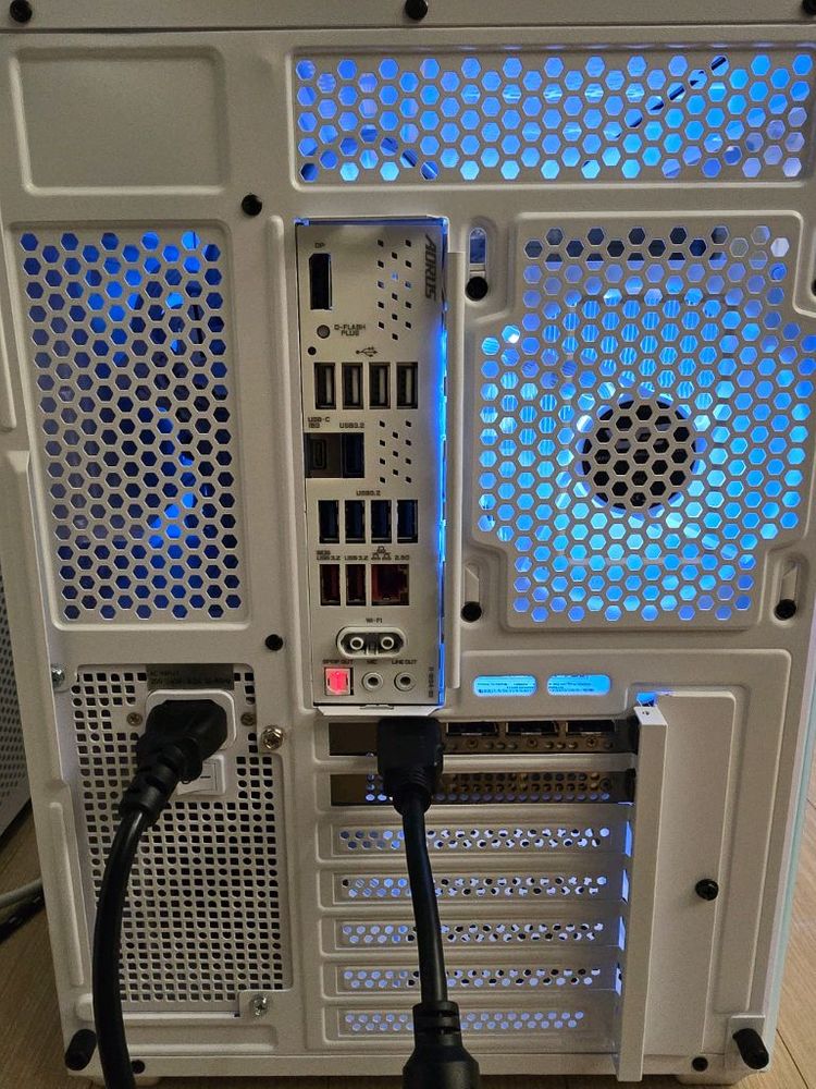 화이트 감성 게이밍 PC (7800X3D, RTX 5060) 본체 팝니다. 이미지