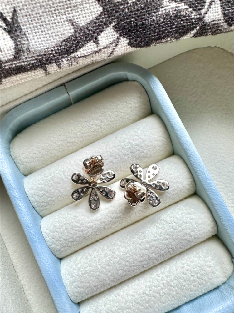 14k 내츄럴화이트 올다이아 꽃귀걸이 이미지