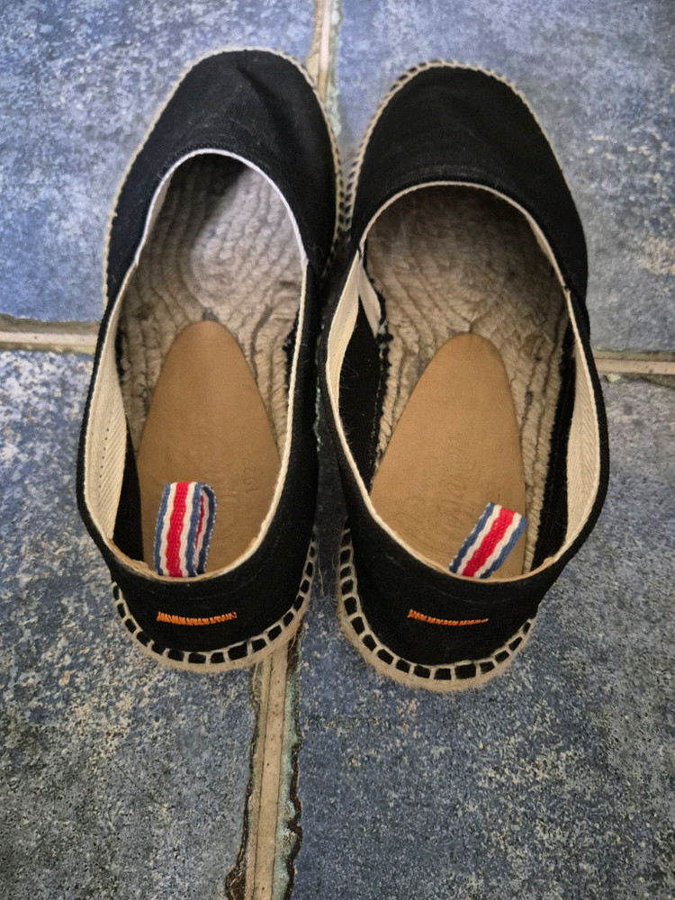 까스따네르(Castaer) 제품입니다.자연 친화적인 주트(Jute, 황마) 소재를 꼬아 만든 중창과 하단의 고무 밑 이미지