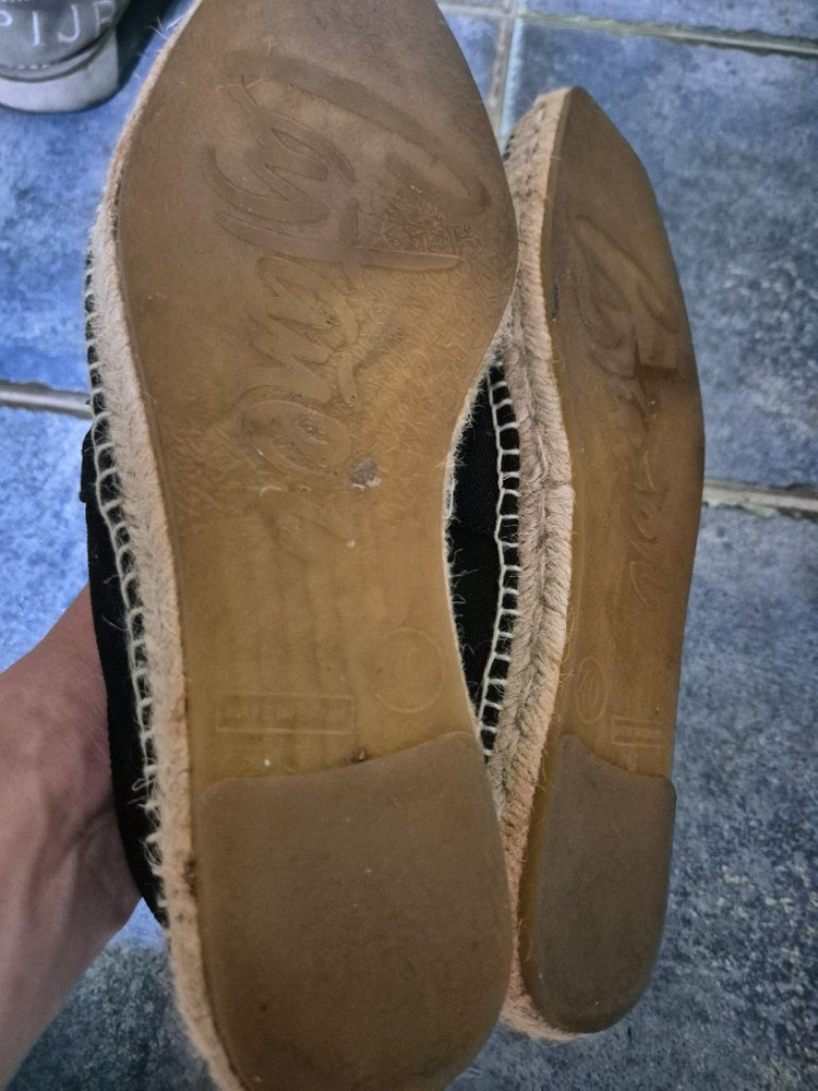 까스따네르(Castaer) 제품입니다.자연 친화적인 주트(Jute, 황마) 소재를 꼬아 만든 중창과 하단의 고무 밑 이미지