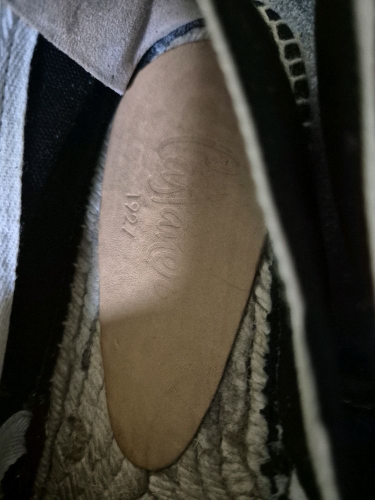 까스따네르(Castaer) 제품입니다.자연 친화적인 주트(Jute, 황마) 소재를 꼬아 만든 중창과 하단의 고무 밑 이미지