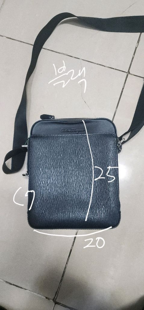 페라가모 남자 하드 크로스백 / 프라다 리나일론 크로스백 이미지