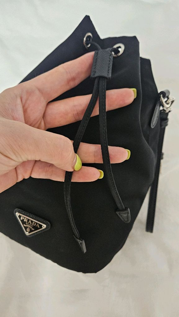 프라다 리나일론 파우치 버킷백 이미지