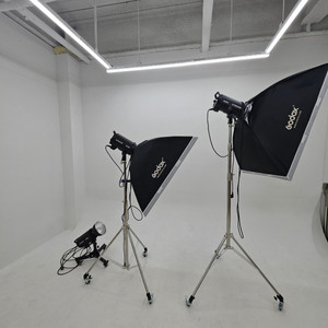 고독스 DP600III 2개,QT600III 1개,뷰티디쉬,엄브렐러,난라이트 FS-300B,조명스탠드 팝니다. 이미지