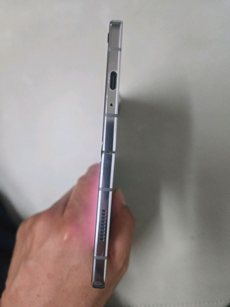 폴더블 스마트폰 256GB 액세사리포함 이미지