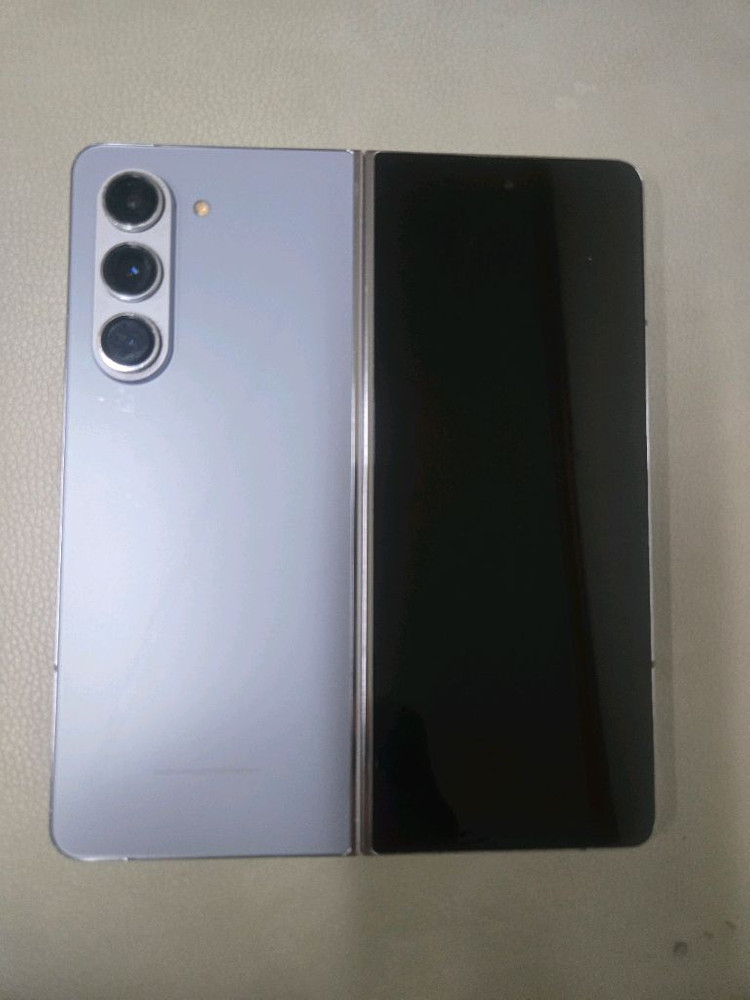 폴더블 스마트폰 256GB 액세사리포함 이미지